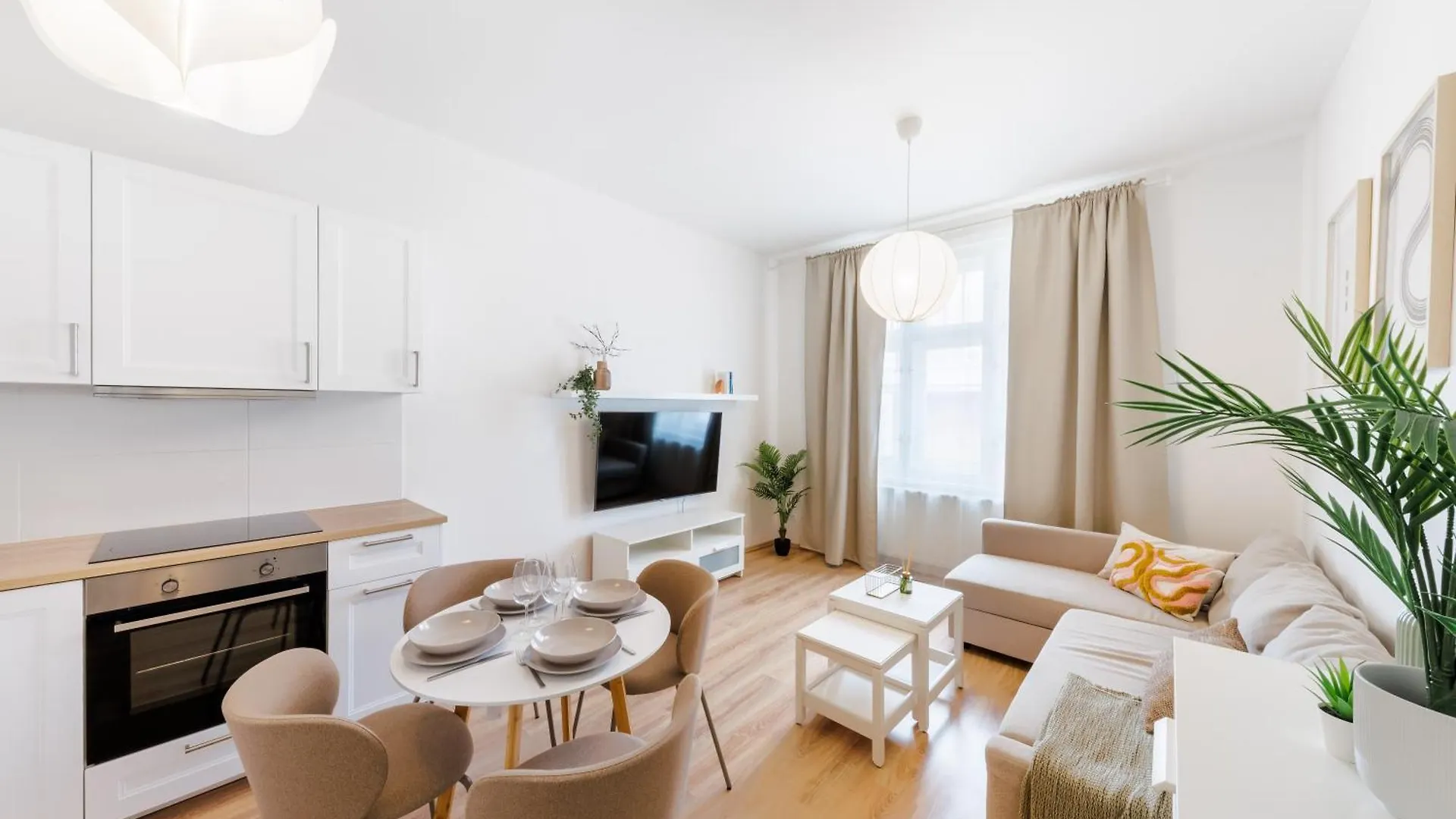Peaceful 1 Bedroom Spot With Fast Public Transit Access By Rentero location