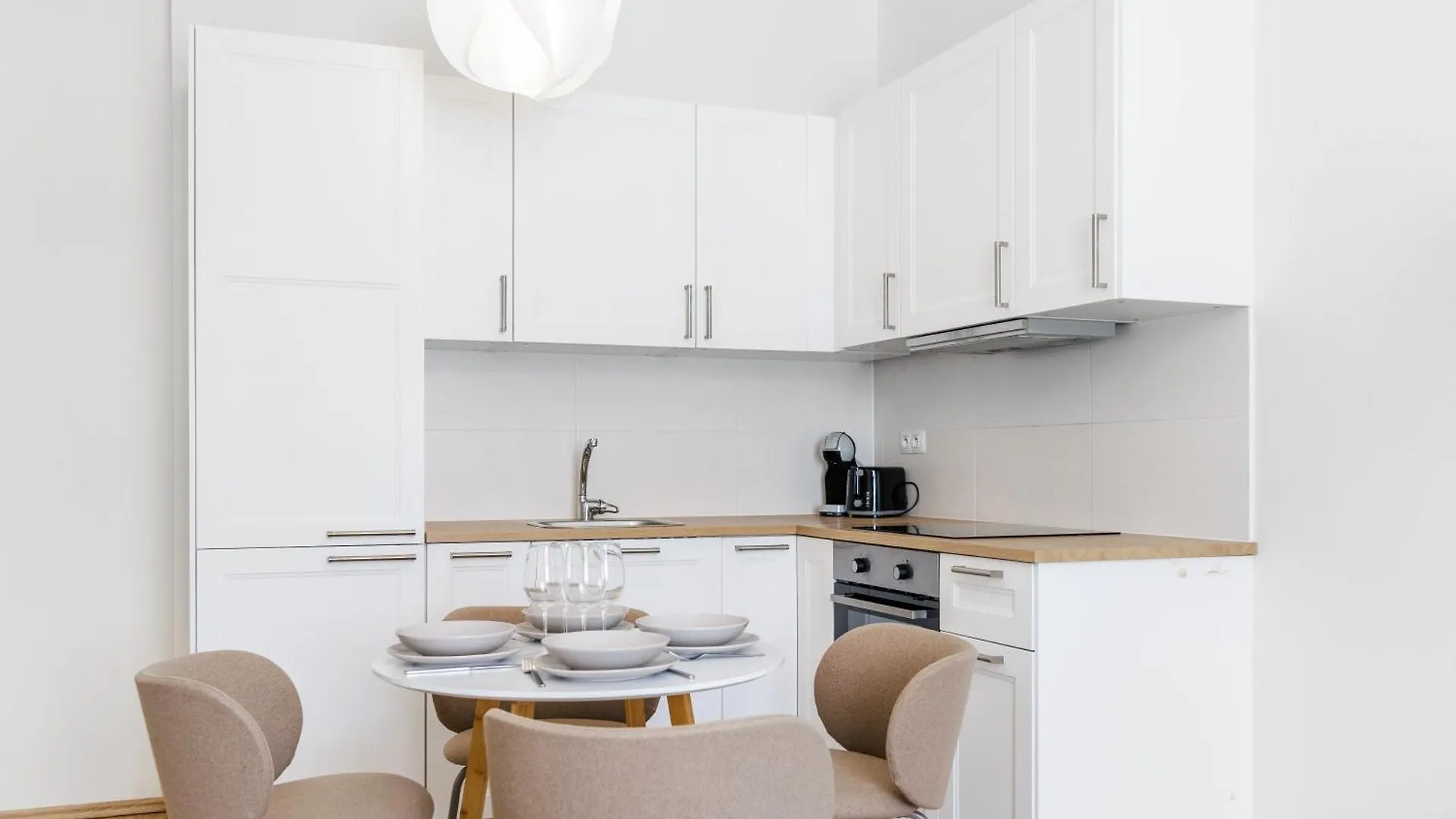 Peaceful 1 Bedroom Spot With Fast Public Transit Access By Rentero Prága 0*,