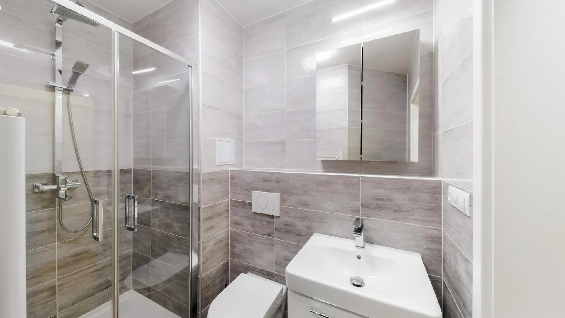 Peaceful 1 Bedroom Spot With Fast Public Transit Access By Rentero Prága